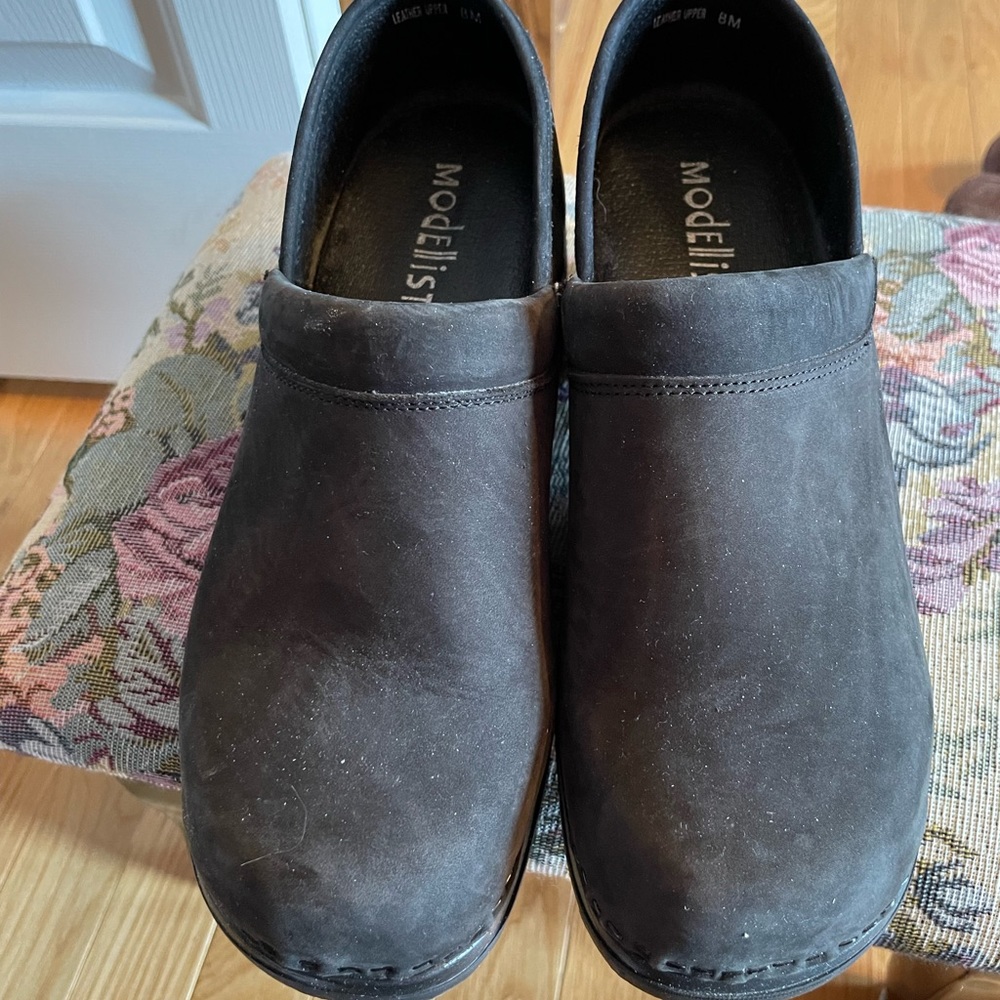 Modellista Black Sueded Shoe. Stylish and comfortable.  Gently worn, and comfy!